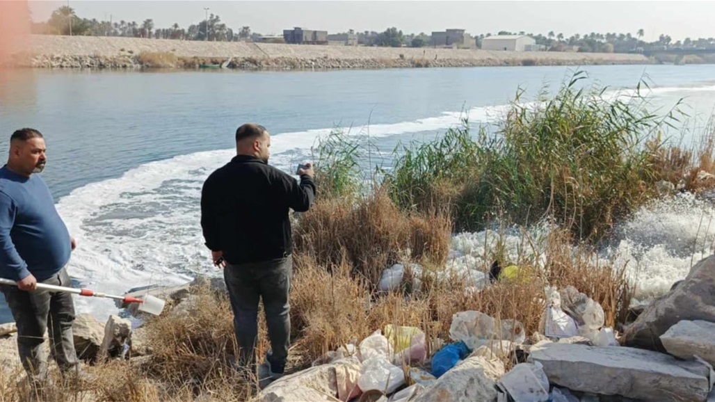 رصد منطقة في النجف تطرح المياه الثقيلة في نهر الفرات (فيديو)