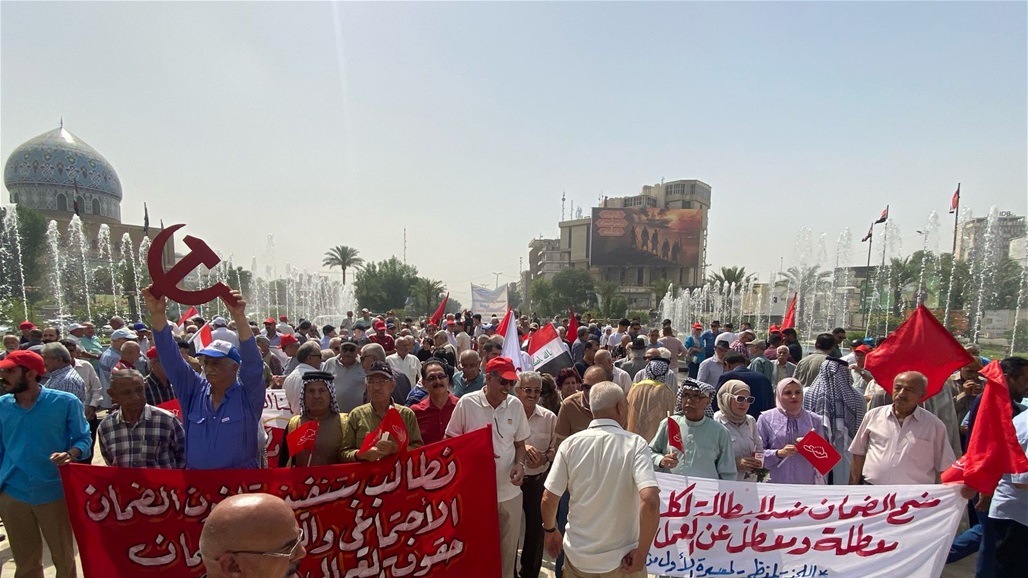 بيافطات مثقلة بالمطالب.. انطلاق مسيرة لتظاهرة عمالية في بغداد (صور)