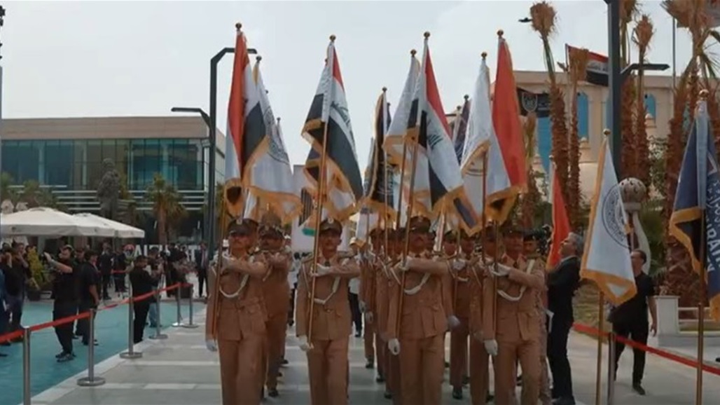 &quot;يعيش لحظة صدام حسين&quot;.. غضب في العراق إثر &quot;استخدام&quot; حرس الشرف والموسيقى العسكرية بحفل لجامعة أهلية!