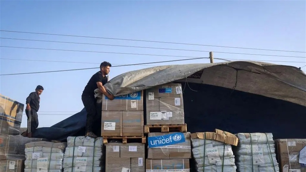 اكفان بدل الطعام.. ما وجد داخل شاحنتي مساعدات الى غزة