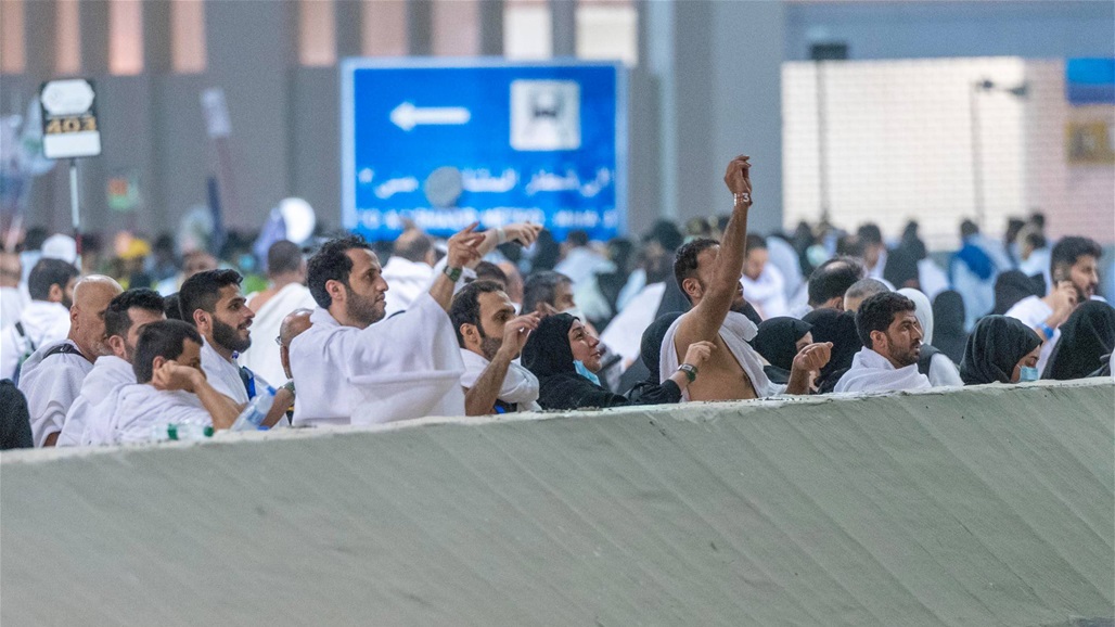 الحجاج يرمون جمرة العقبة الكبرى في مشعر منى (فيديو)