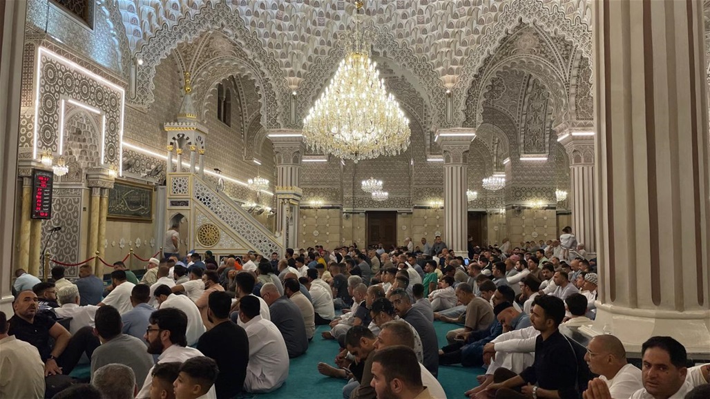 بغداديون يؤدون صلاة عيد الأضحى في جامع أبي حنيفة النعمان (شاهد)