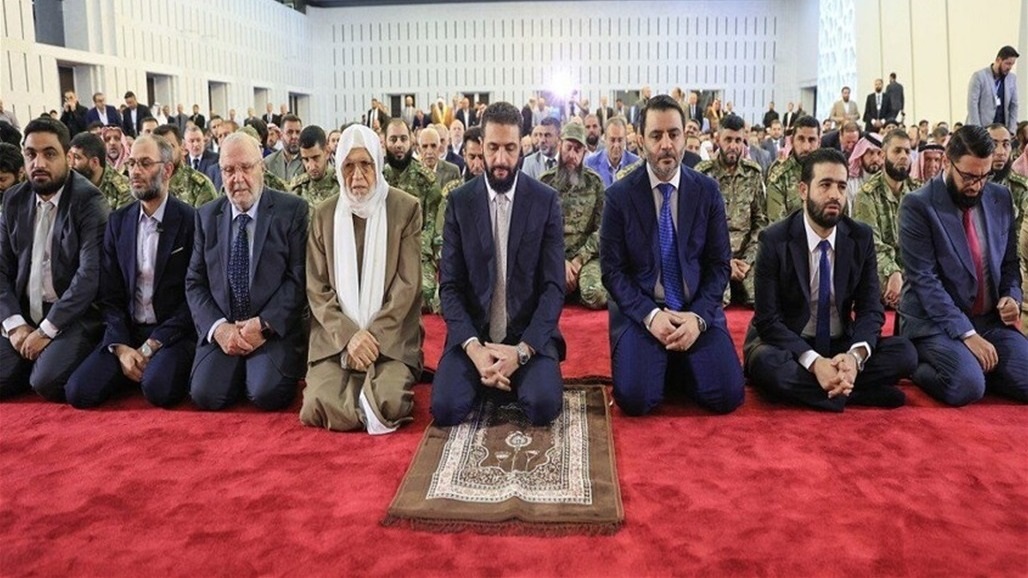 جدل كبير في سوريا بسبب سجادة الشرع خلال صلاة العيد