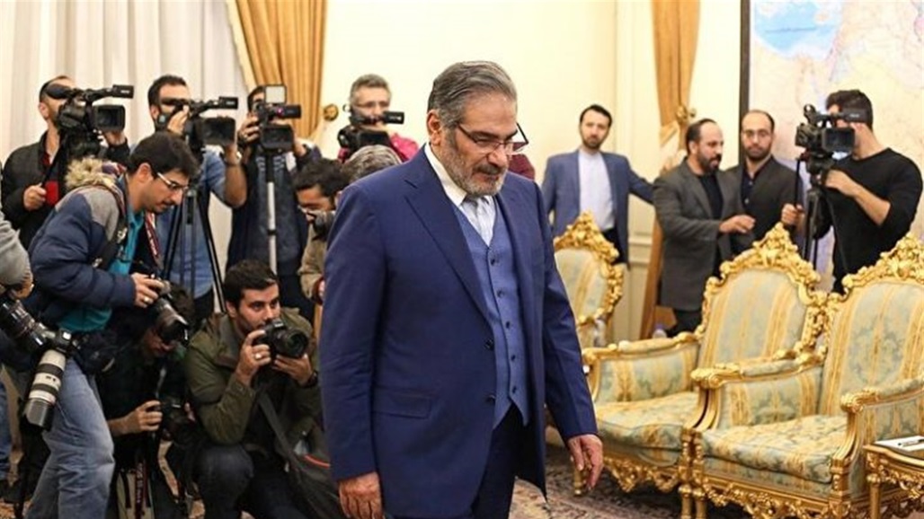 رغم الإصابة.. شمخاني يشارك بتشييع ضحايا القصف الإسرائيلي بطهران (صورة)