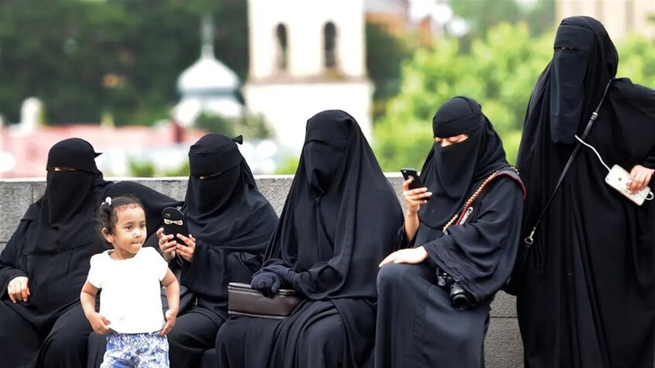 دولة جديدة تحظر النقاب والبرقع في الأماكن العامة
