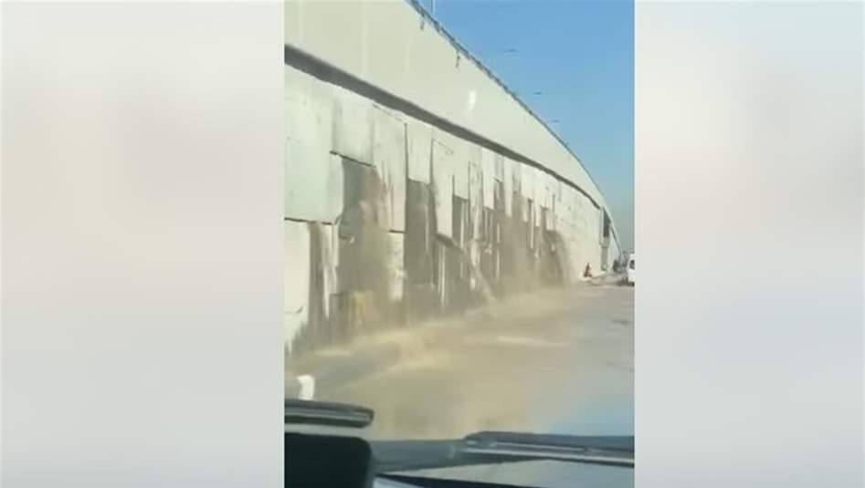 شلال وسط بغداد.. مجسر الزعفرانية &quot;ينزف&quot; ماءً من كل مكان!