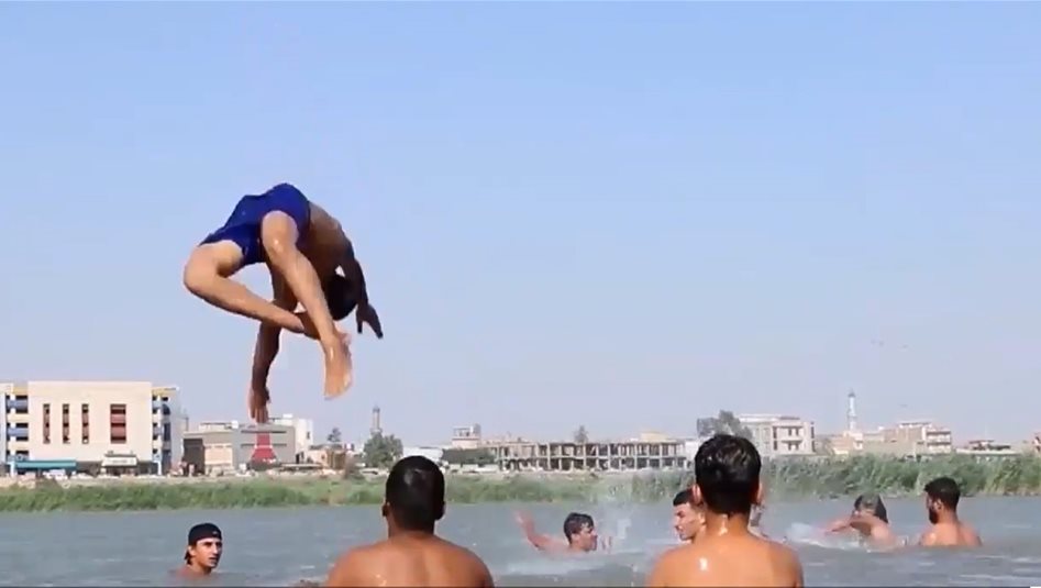بين الحرارة وانقطاع الكهرباء: السباحة في الأنهار خيار شباب واسط!