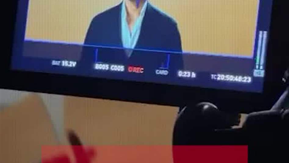 ب"لوك" جديد... كاظم الساهر يحضر عرض أزياء برفقة ابنه وسام في دبي