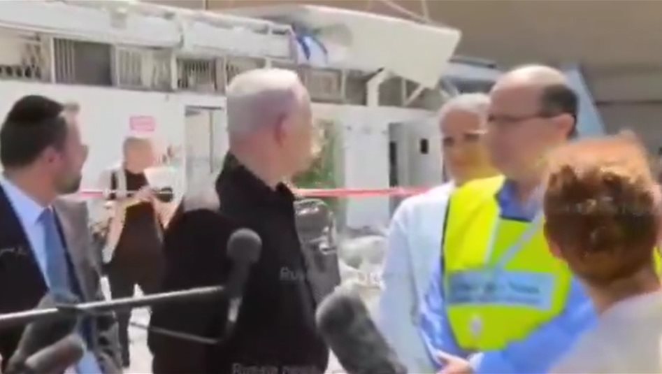 لحظة سريالية.. انهيار مبنى بحضور نتنياهو لموقع قصف سوروكا (فيديو)