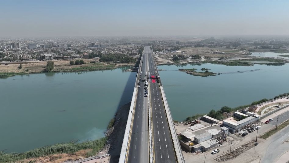 سقوط سيارة من فوق جسر في الموصل وإصابة 2 بجروح (فيديو)